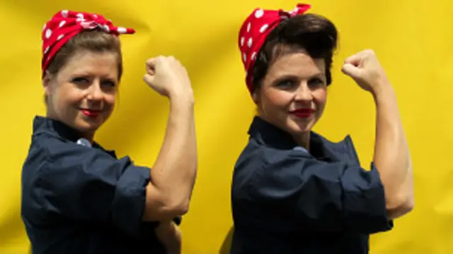 Dos mujeres emulan el gesto del cartel "Rosie the Riveter"