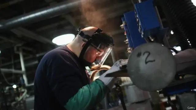 يقول محللون إن انخفاض الانفاق في الصناعة النفطية ترك تأثيره أيضا على حركة التصنيع