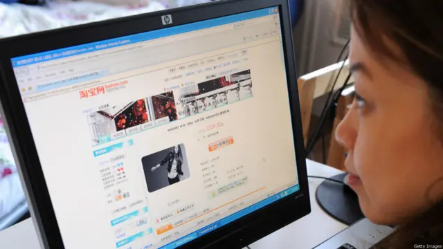 中国政府对互联网上的信息严格控制的同时，大力促进个人电子商务和网上服务的发展，以期促进经济的发展。