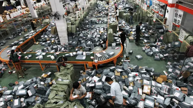 去年光棍节，申通快递温州的仓库处理成千上万的包裹