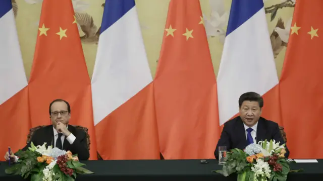 中法领导人签署联合声明后出席记者招待会。