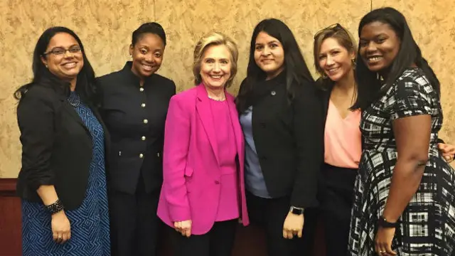 Praeli (a la derecha de Clinton), fue nombrada directora de enlace con la comunidad latina de la campaña de la exprimera dama.