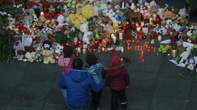 Люди приносят цветы и свечи в память о жертвах сбитого аэробуса А321 в аэропорту Пулково