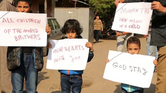 Niños egipcios se solidarizan con las víctimas. "Todos los niños del mundo (son) hermanos" y "nuestros corazónes (están) con ustedes".