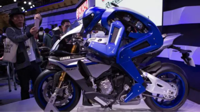 دغه نمونه روبات په یوه ساعت کې ۱۲۰ کیلومتره واټن وهلی شي، خو لاهم پر هغې آلې کار روان دی چې د موټر سایکل دواړو خواوو ته د سرعت کمول او انډول ساتل یې دنده ده.