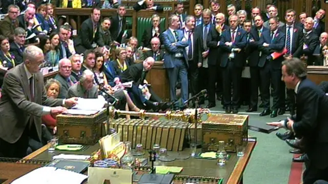 کوربین (اول از چپ) در مجلس عوام - رهبر حزب کارگر تشدید اقدامات نظامی را برای حل بحران سوریه موثر ندانسته است