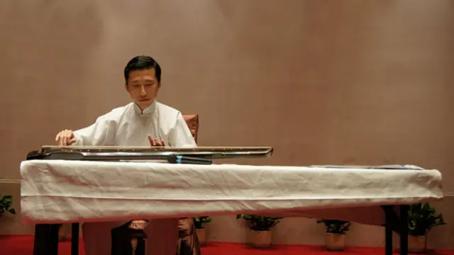 王孺童每天晚飯後,先彈奏古琴,然後寫作三小時