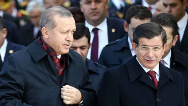 اردوغان (چپ) و داوود اوغلو نخست وزیر ترکیه - پیروزی حزب عدالت و توسعه به تشدید پاکسازی طرفداران گولن منجر خواهد شد