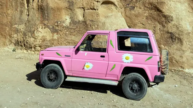 Ярко-розовый внедорожник