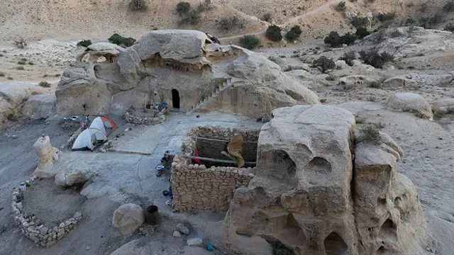 Пещера, которая перешла Гассабу по наследству