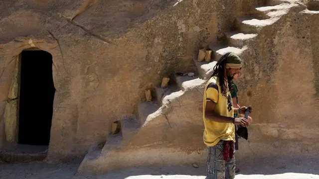 Здесь все вырублено в камне - в том числе и эти ступеньки