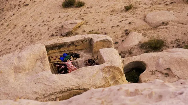 У пещеры Гассаба есть отдельные "помещения" - например, для провианта или каких-то нужных в пустыне вещей