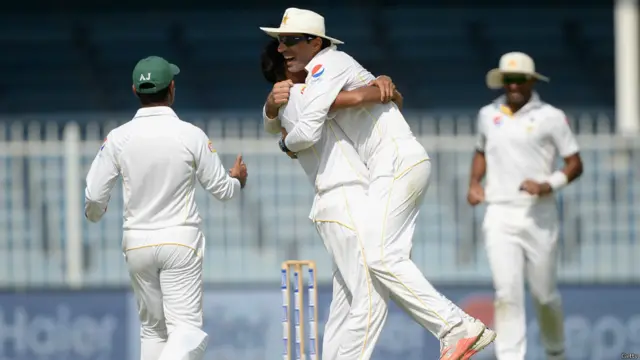 تین ٹیسٹ میچوں کی سیریز میں پاکستان کو ایک صفر سے برتری حاصل ہے۔ 