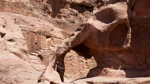 В пустыне природа развлекает себя, вырезая из камня причудливые изображения