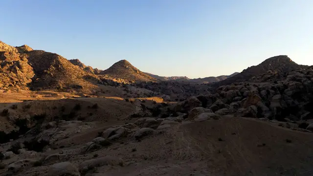 Солнце спускается над иорданской пустыней