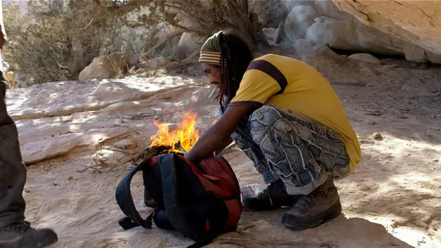 Разжечь огонь, чтобы приготовить ужин и посидеть в темноте вокруг костра с новыми знакомыми