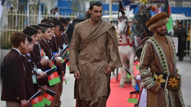 تېر ماښام (دوشنبه نومبر ۳) د دغو سیالیو د پرانېستې مراسم تر سره شول. افغان لوبغاړو دودیزې جامې په تن کړې وې.