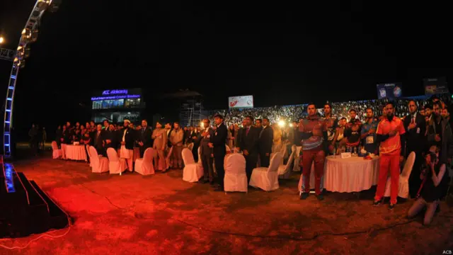 د پرانېستې مراسمو ته د کرېکټ بورډ او حکومتي چارواکو تر څنګ د کرېکټ سلګونه مینه وال هم راغلي وو