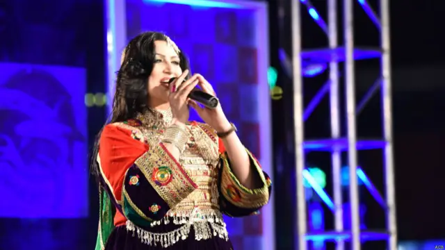 ښاپېرۍ نغمه په دریځ د سندرې ویلو پر مهال