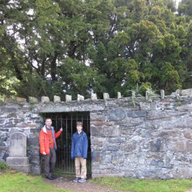 Coleman y su hijo, con el Tejo de Fortingall detrás. 