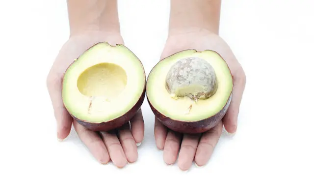 Две половинки авокадо