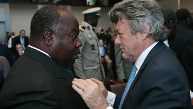 Jean-Louis Borloo (à droite) avec Ali Bongo (à gauche), président du Gabon, le 27 octobre à Paris.