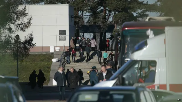 Люди виходять із крематорію в Санкт-Петербурзі, де проходить упізнання тіл загиблих у катастрофы