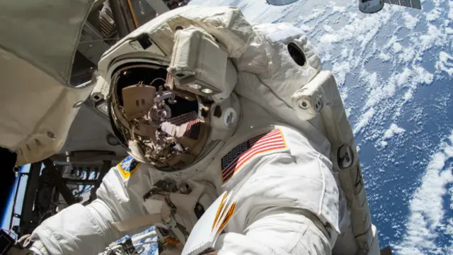 Terry Virts hizo 3 caminatas por un total de 18.30 horas. 