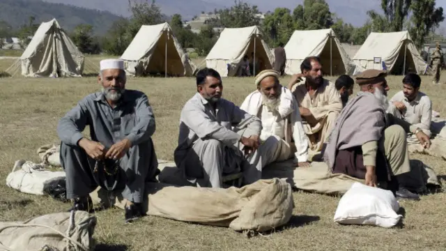 سرد موسم کی وجہ سے زلزلے سے متاثرہ افراد کا خیموں میں زندگی گزارنا مشکل ہوگیا 