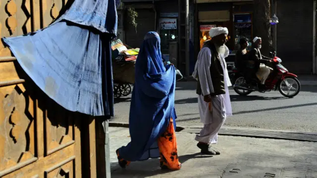 Peatones en Herat, Afganistán