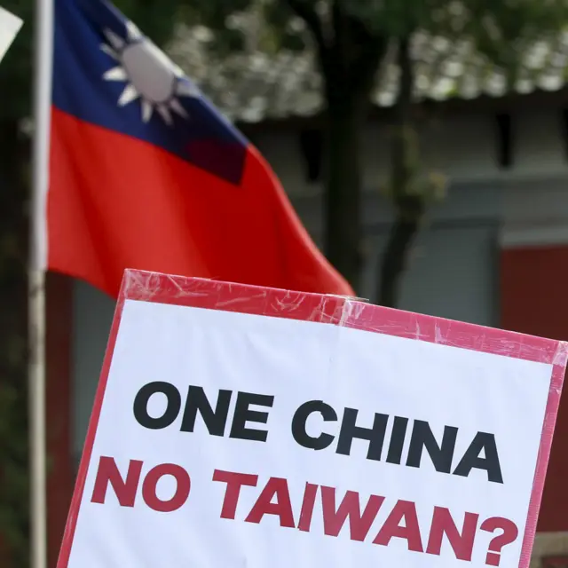 立法院外聚集著示威抗議者。這些示威者包括許多抗議馬英九與中國簽定「黑箱」服貿協議的「太陽花運動」成員。