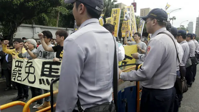 台湾总统马英九7日将在新加坡与中国国家主席习近平会面的消息在台湾朝野引起不同反应。