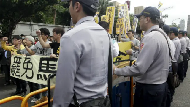 一些台灣民眾要求馬英九下台