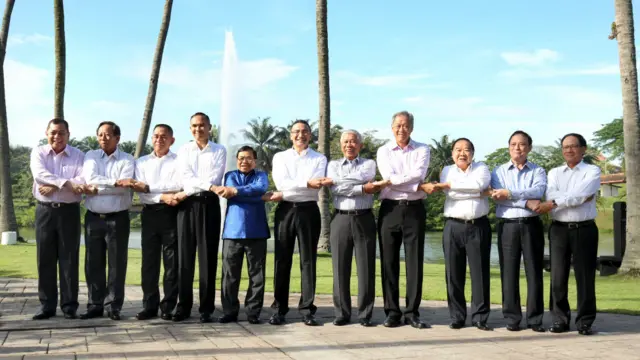 東盟防長在吉隆坡挽手合照