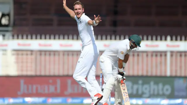 براڈ نے چوتھے دن کھانے کے وقفے کے بعد مصباح الحق کو آؤٹ کر کے مصباح اور حفیظ کے درمیان شراکت کو توڑا۔