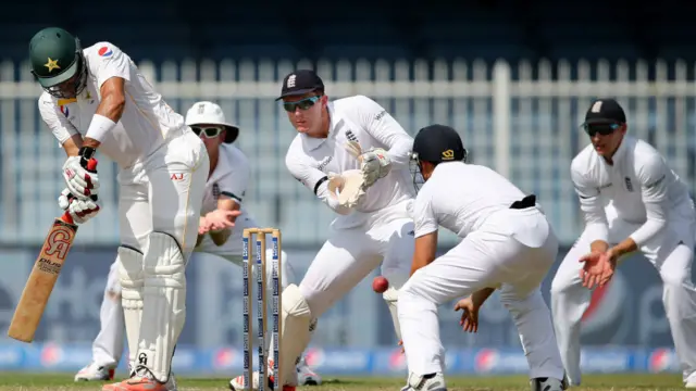 مصباح الحق نے انگلش سپنروں کو بڑی مہارت سے کھیلا ایسے میں جب وکٹ پر گیند گھوم بھی رہی تھی۔