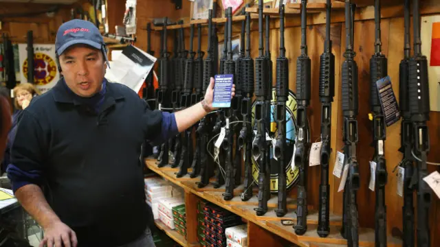  اوباما کے ناقدین ان پر اپنے اختیارات سے آگے جانے کا الزام لگا رہے ہیں