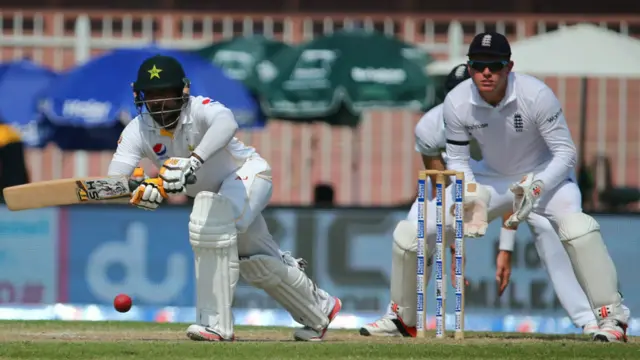 محمد حفیظ نے ایک بڑی اننگز کھیلی لیکن آخر میں معین علی کی گیند پر کیچ آؤٹ ہو گئے۔