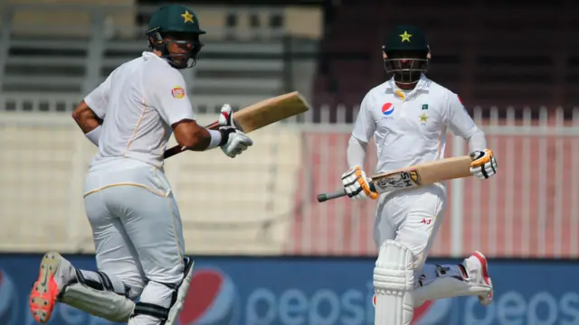 مصباح الحق اور محمد حفیظ کی شراکت نے پاکستان کی ٹیم کو ایک مشکل صورت حال سے بڑی حد تک نکالا۔