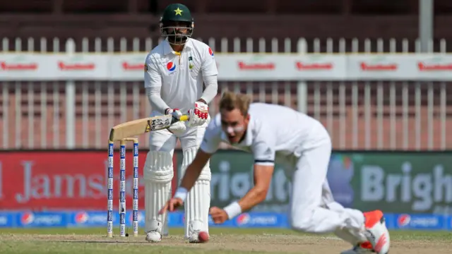 حفیظ ڈیڑھ سو رنز بنا کر آؤٹ ہوئے ایک ایسی گیند پر جسے وہ باآسانی روک سکتے تھے۔