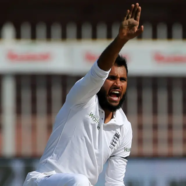 عادل رشید نے بڑی نپی تلی باولنگ کی مگر قسمت کی دیوی نے ان کا ساتھ نہیں دیا اور ان کی گیند پر دو ایک یقینی موقعوں سے فائدہ نہ اٹھایا جا سکا۔