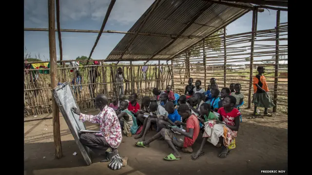 صورة: مدرسة في مأوى مؤقت، كاميرون، لفريديريك نوي / كوزموس)