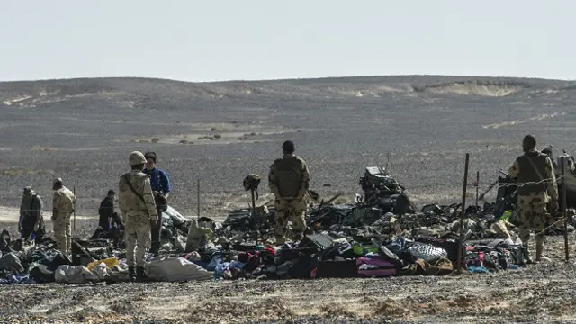 A 321 təyyarəsinin qırıntıları geniş əraziyə səpələnib.
