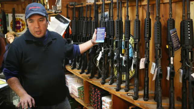 Súng AR-15 bán thoải mái trong một cửa hàng thể thao ở Illinois