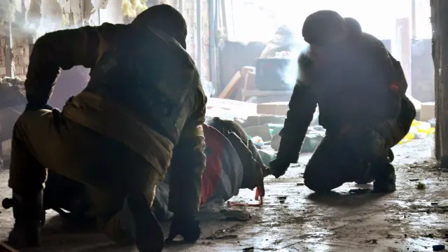 Бійці з пораненим чекають на евакуацію