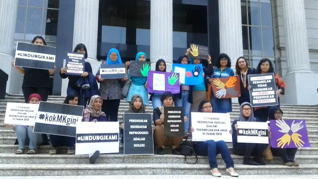 Upaya memasukkan pendidikan kesehatan reproduksi ke sekolah-sekolah, menurut Komisioner Komnas Perempuan Mariana Amiruddin, tak perlu tergantung undang-undang.