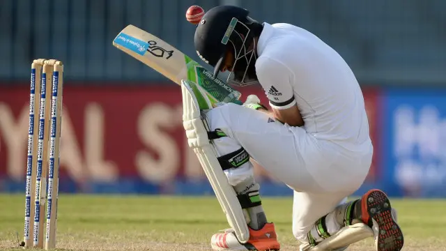 معین علی کی گردن پر وہاب ریاض کی تیز گیند لگی مگر خوش قسمتی سے وہ محفوظ رہے