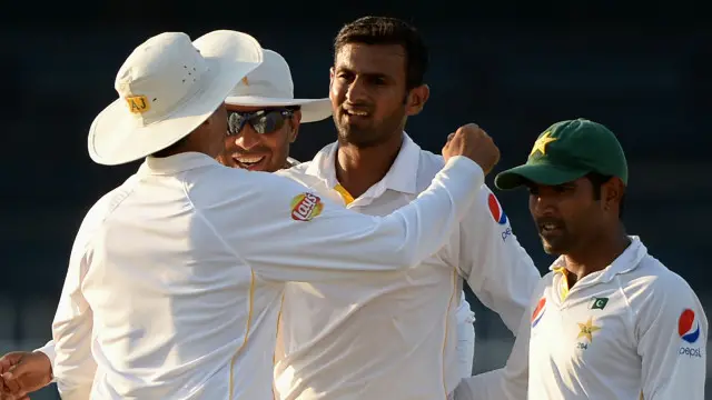 شعیب ملک کی عمدہ بولنگ نے شارجہ ٹیسٹ میں پاکستان کی گرفت مضبوط کردی ہے