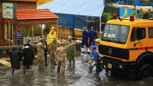 أفراد القوات المسلحة يرفعون المياه