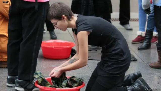 Активистка Катрин Ненашева "стирает" военную форму